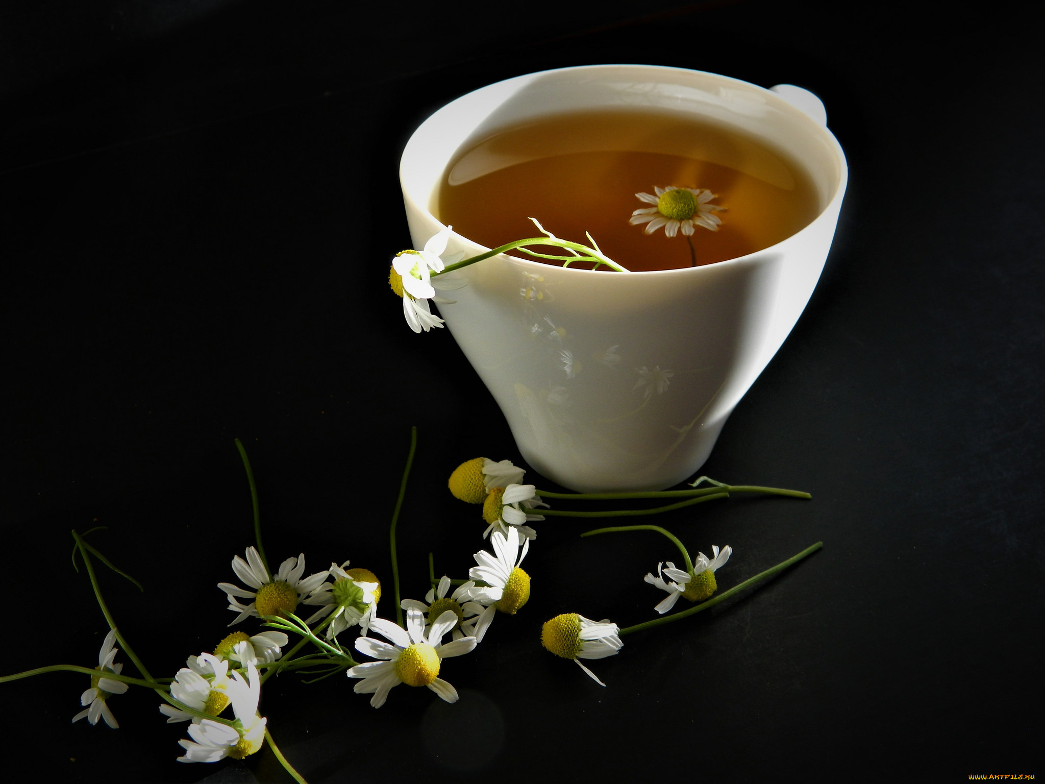 Ромашка вместо чая. Чай "Ромашка". Кружка чай. Чашка ромашкового чая. Ромашки с чашкой чая.